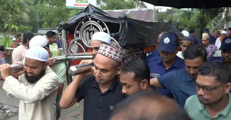 প্যারোলে মুক্তি পেয়ে মায়ের দাফনে সাংবাদিক কামাল হোসেন