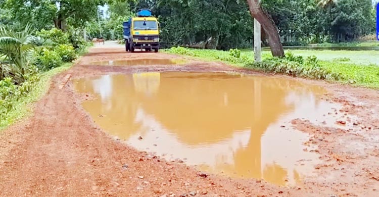 লাপাত্তা ঠিকাদার, এলাকাবাসীর পথের কাঁটা চার কিলোমিটার সড়ক