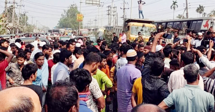 ময়মনসিংহে চাঁদা বন্ধের দাবিতে মহাসড়ক অবরোধ করে সিএনজি চালকদের বিক্ষোভ