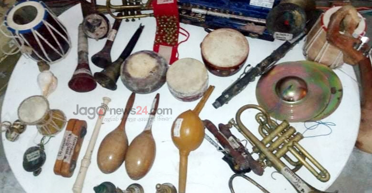 রক আর পপ সংগীতের আগ্রাসনে নিভৃতে কাঁদে দেশি বাদ্যযন্ত্র