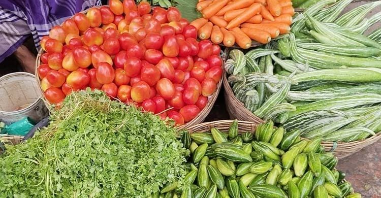 সবজিতে ভরপুর বাজার, দামেও স্বস্তি