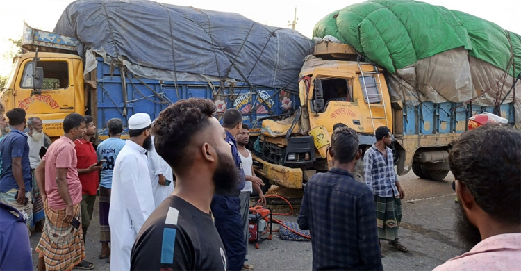 ত্রিশালে দাঁড়িয়ে থাকা ট্রাকে আরেক ট্রাকের ধাক্কা, চালকসহ নিহত ২