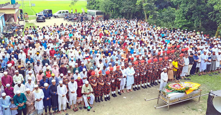 আগুন নেভাতে গিয়ে নিহত ফায়ার ফাইটার শামীমের দাফন সম্পন্ন
