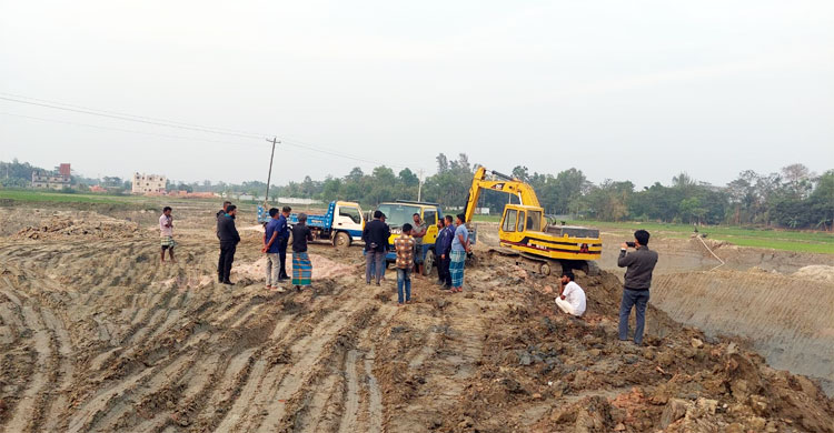 বেগমগঞ্জে ফসলি জমির মাটি কাটায় যুবকের জেল-জরিমানা