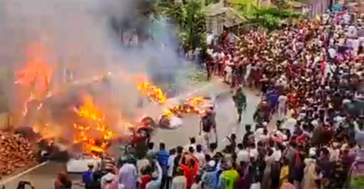 সিদ্ধিরগঞ্জ ঝুটের গোডাউনসহ তিন দোকানে আগুন