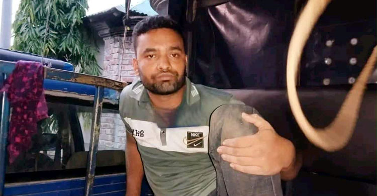 দেশীয় অস্ত্র-সেনাবাহিনীর ইউনিফর্মের কাপড়সহ যুবক আটক