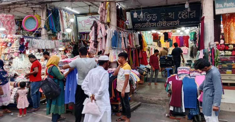 নিউমার্কেটে ভিড় কম, আগ্রহ নেই বৈশাখের কেনাকাটায়