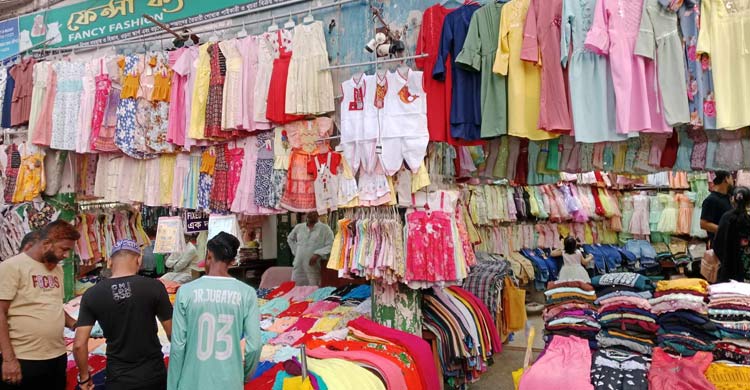 নিউমার্কেটে ভিড় কম, আগ্রহ নেই বৈশাখের কেনাকাটায়