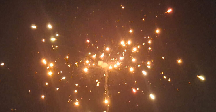নিষেধাজ্ঞা অমান্য করে ঢাকা শহরজুড়ে আতশবাজি