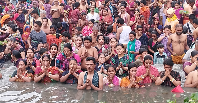 পাপ মোচনে দল বেঁধে লাঙ্গলবন্দে আসছেন পুণ্যার্থীরা