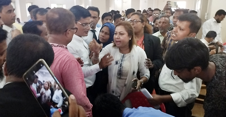 বিএনপি-আওয়ামী লীগপন্থি আইনজীবীদের ধাক্কাধাক্কি, কর্মসূচি পণ্ড