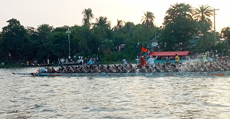 নৌকাবাইচ দেখতে আত্রাইয়ের দুপাড়ে হাজারো মানুষের ঢল