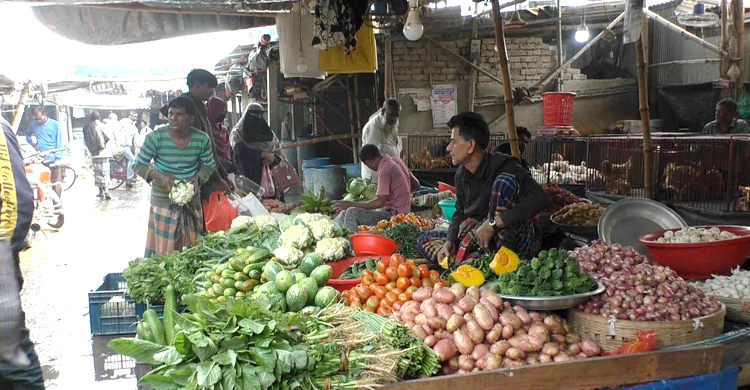 নড়াইলে পেঁয়াজের দাম বেশি রেখে জরিমানা গুনলেন ৩ ব্যবসায়ী
