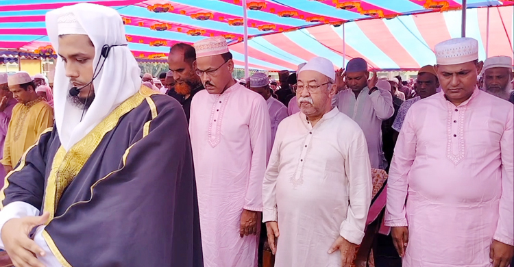 নিজ এলাকায় ঈদের নামাজ আদায় করলেন শিল্পমন্ত্রী
