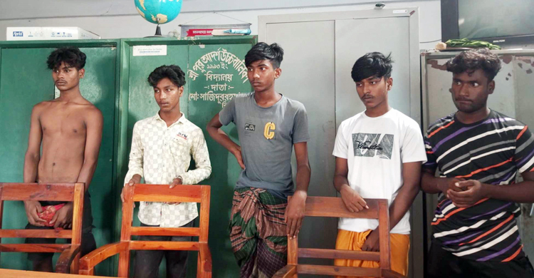 নাটোরে ছাত্রীকে উত্ত্যক্ত করায় পাঁচ বখাটে গ্রেফতার