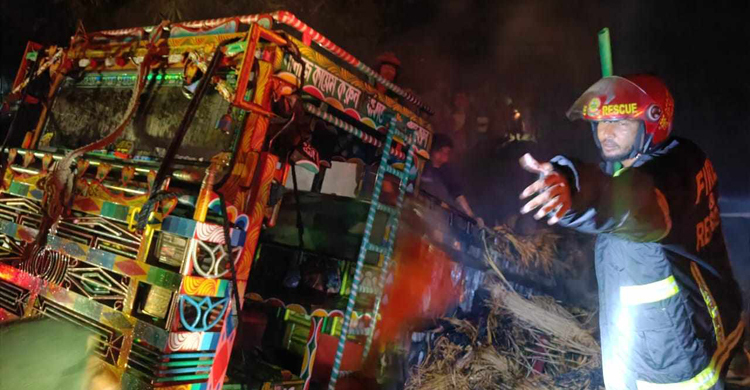 নাটোরে খড়বোঝাই নসিমনে অগ্নিসংযোগ