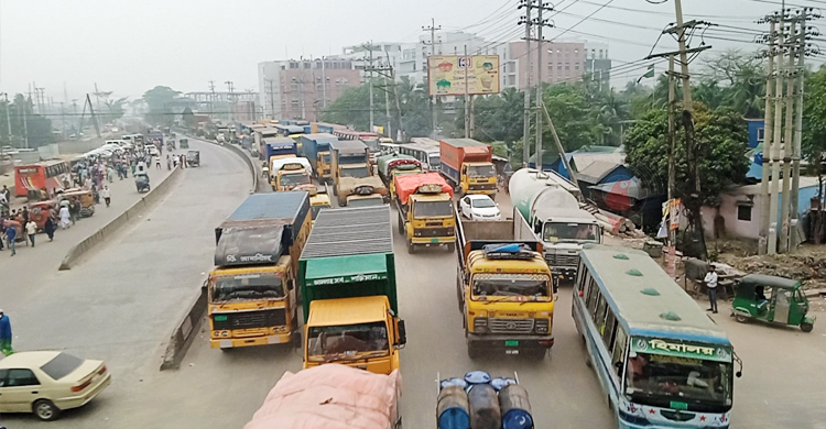 ৯ ঘণ্টায়ও স্বাভাবিক হয়নি ঢাকা-চট্টগ্রাম মহাসড়কের যানজট