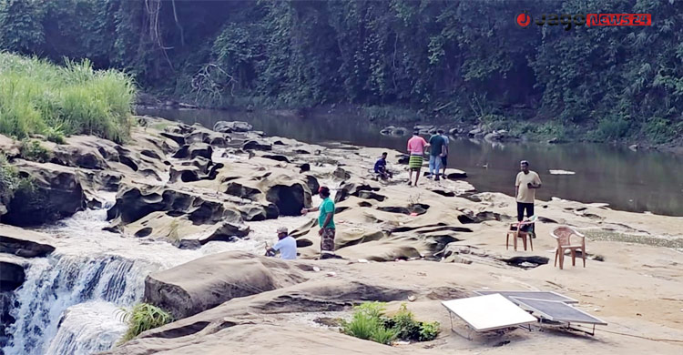 বর্জ্যে ম্লান নাফাখুমের সৌন্দর্য