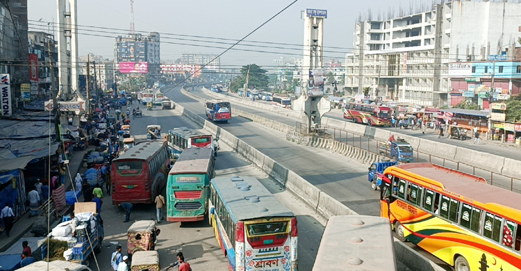 ঢাকা-চট্টগ্রাম মহাসড়কে চলছে দূরপাল্লার বাস, আছে যাত্রীর চাপও