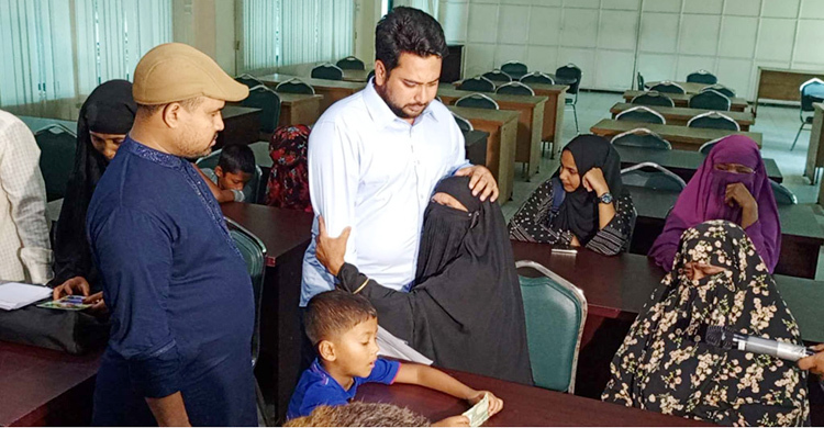 নাহিদকে কাছে পেয়ে কান্নায় ভেঙে পড়লেন শহীদ পরিবারের সদস্যরা