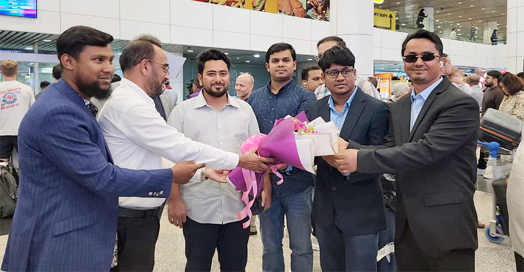 মালয়েশিয়ায় পৌঁছেছেন নাহিদ ইসলাম