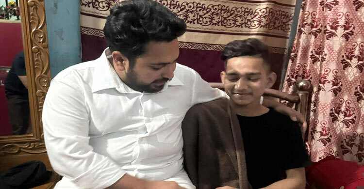 সংঘর্ষে কৃত্রিম হাত খুলে পড়া আতিককে দেখতে গেলেন নাহিদ