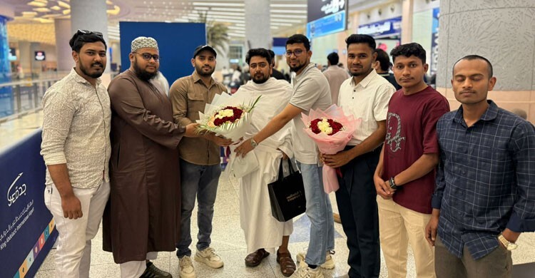ওমরাহ করতে সৌদি আরবে পৌঁছেছেন নাহিদ ইসলাম   