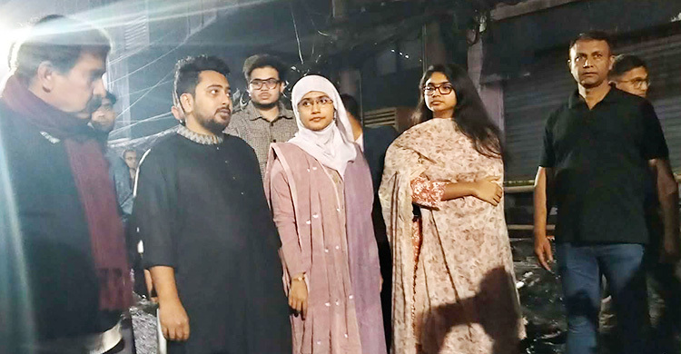 প্রথম আলো ও ডেইলি স্টারের ক্ষতিগ্রস্ত ভবন পরিদর্শনে নাহিদ
