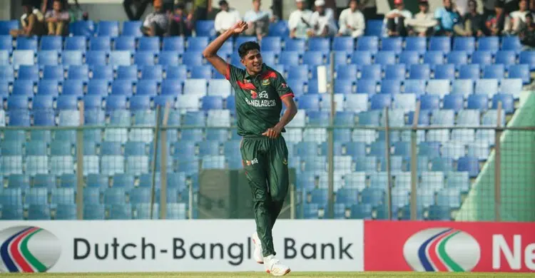 মাশরাফির পাশে নাহিদ রানা!