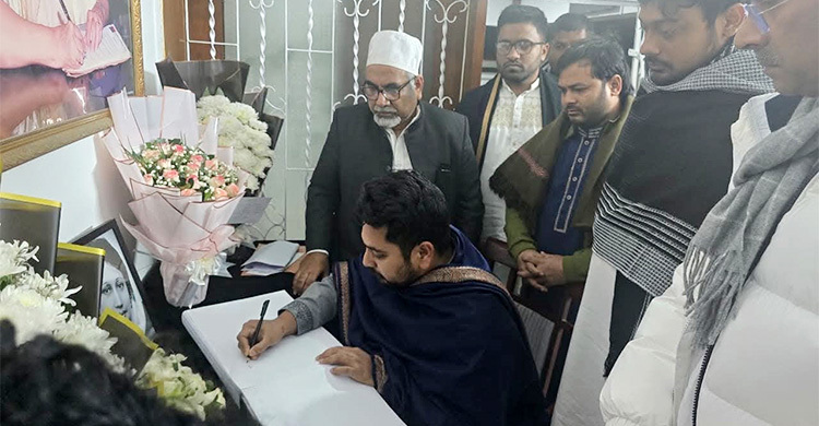 বিএনপি কার্যালয়ে নাহিদ ইসলাম, শোক বইয়ে সই