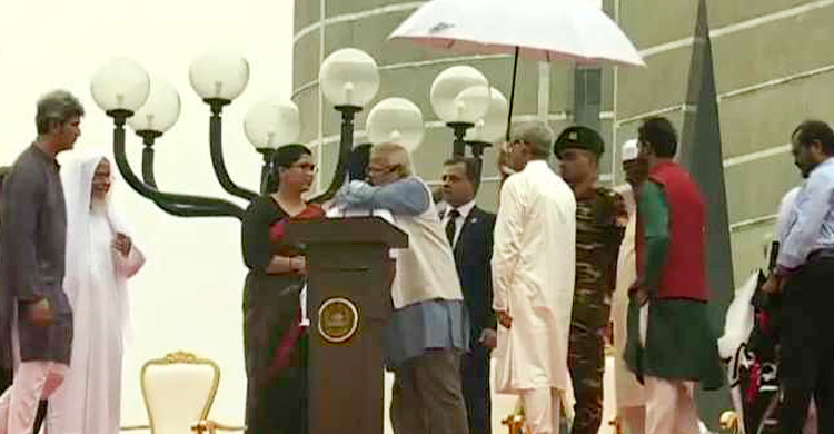 জুলাই ঘোষণাপত্র পাঠ শেষে নাহিদকে জড়িয়ে ধরলেন প্রধান উপদেষ্টা
