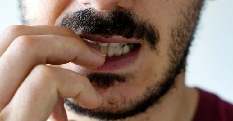 নখ কামড়ানো কিসের লক্ষণ