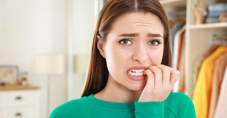 নখ কামড়ানো কিসের লক্ষণ