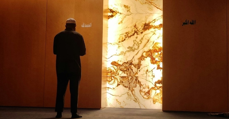 যেসব জায়গায় নামাজ আদায় করা নিষিদ্ধ