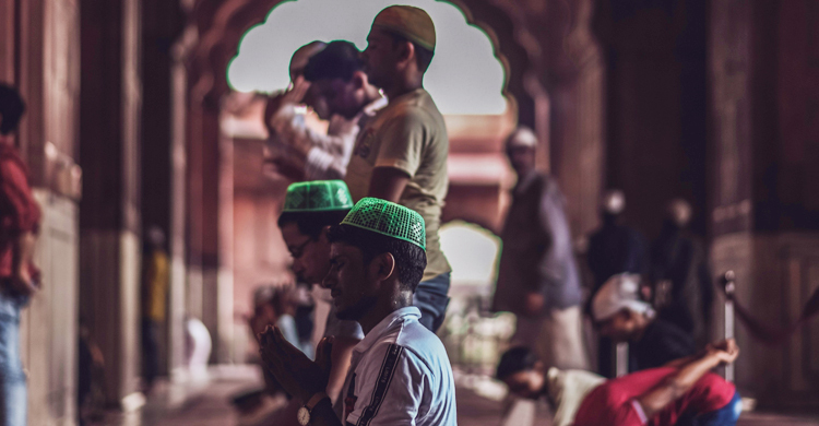 দুজনের জামাতে মুক্তাদি ইমামের কোন পাশে দাঁড়াবেন?