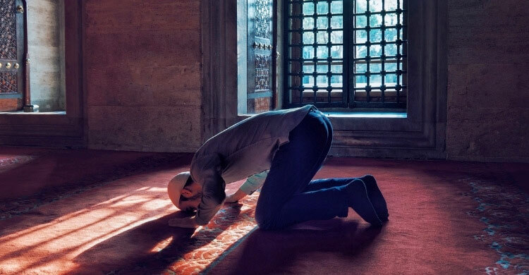 একা নামাজ পড়ার সময় ইকামত দিতে হবে?