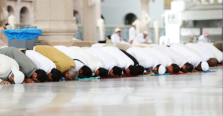 জামাতের শেষ কাতারে একা দাঁড়ালে নামাজ হবে কি?