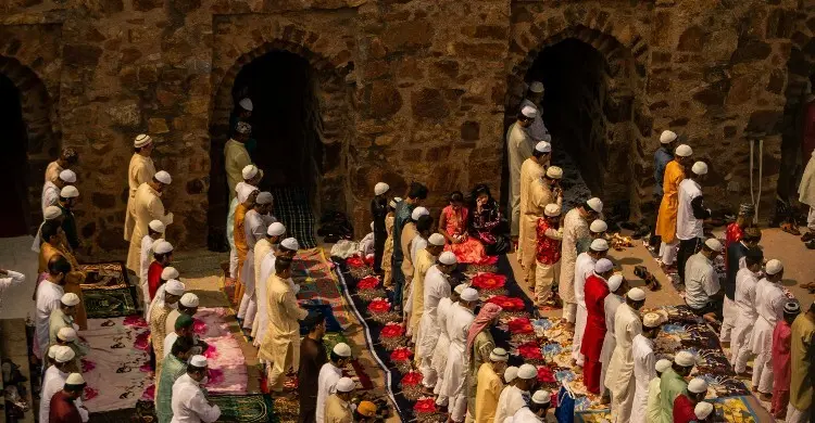 ইমাম সিজদায় থাকলে কখন নামাজে শরিক হবেন?