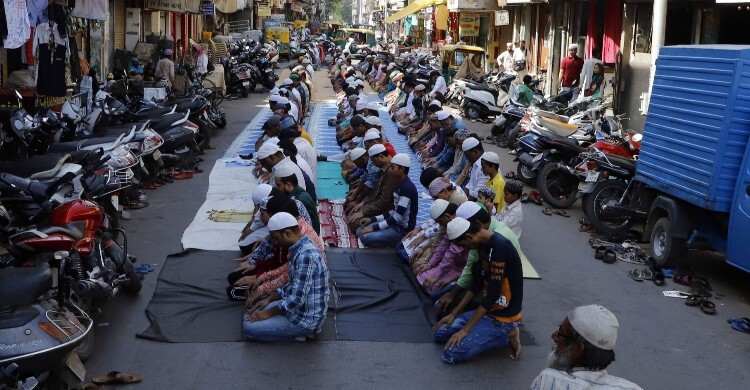 চলাচলের রাস্তায় নামাজ আদায়ের বিধান