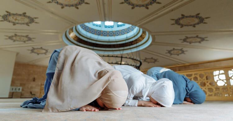 নারীদের জন্য নামাজে চুল ছেড়ে রাখা জরুরি?