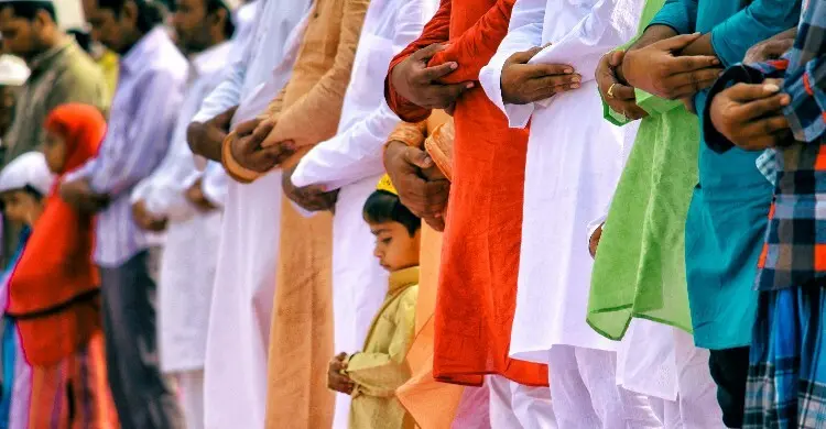 ইমামের পেছনে নামাজ আদায়ের সময় ভুল হলে করণীয় কী?