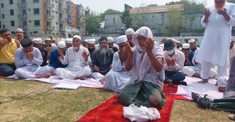 অশ্রুভেজা চোখে বৃষ্টির জন্য নামাজ ও মোনাজাত