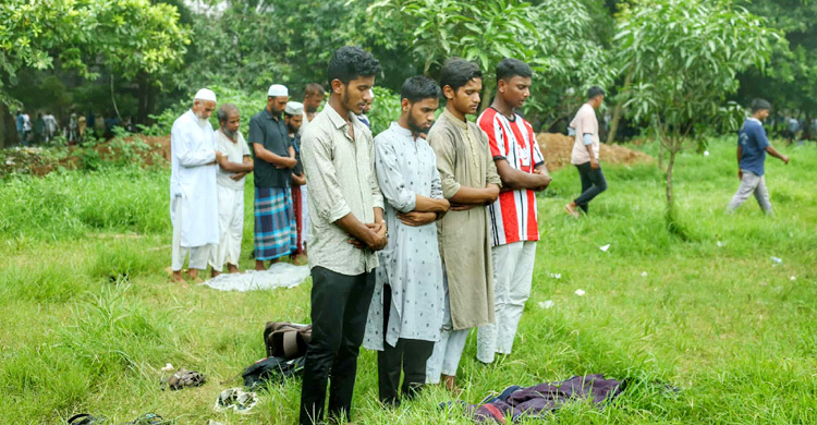 ছোট ছোট দলে নামাজ আদায় করলেন জামায়াতের নেতাকর্মীরা