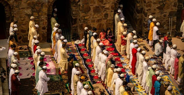 মাসবুক অবশিষ্ট নামাজের জন্য কখন দাঁড়াবেন?