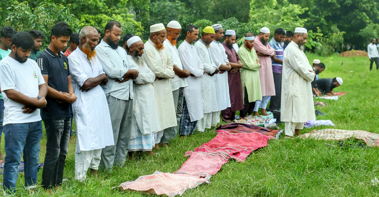 ছোট ছোট দলে নামাজ আদায় করলেন জামায়াতের নেতাকর্মীরা