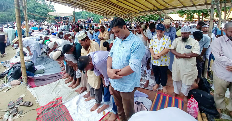 ছোট ছোট দলে নামাজ আদায় করলেন জামায়াতের নেতাকর্মীরা