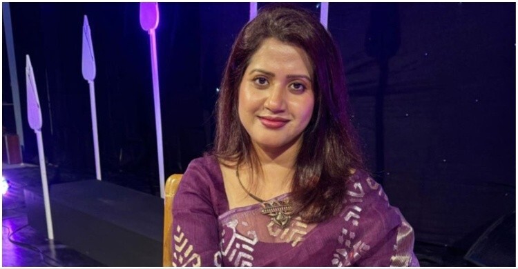 প্রথমবার ভোট দিয়ে ন্যান্সি, ‘আর কিছুদিন পর হলে মেয়েও ভোটার হতো’