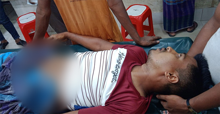নোয়াখালীতে প্রকাশ্যে যুবককে গুলি, ভিডিও ভাইরাল