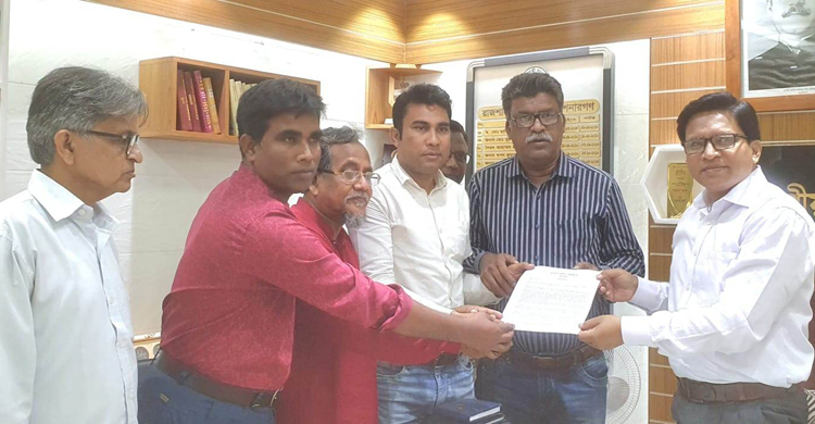 সাংবাদিকদের অসম্মানের প্রতিকার চেয়ে স্মারকলিপি