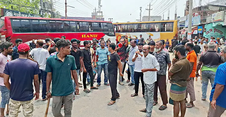 চালককে ছাত্রদল নেতার মারধর, দূরপাল্লার বাস চলাচল বন্ধ